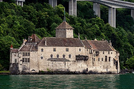 Château de Chillon Das Schloss Chillon (französisch Château de Chillon) in Veytaux, fünf Kilometer südöstlich von Montreux, ist eine Wasserburg in der Schweiz. Es ist berühmt für...