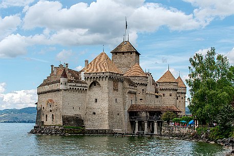 Château de Chillon Das Schloss Chillon (französisch Château de Chillon) in Veytaux, fünf Kilometer südöstlich von Montreux, ist eine Wasserburg in der Schweiz. Es ist berühmt für...